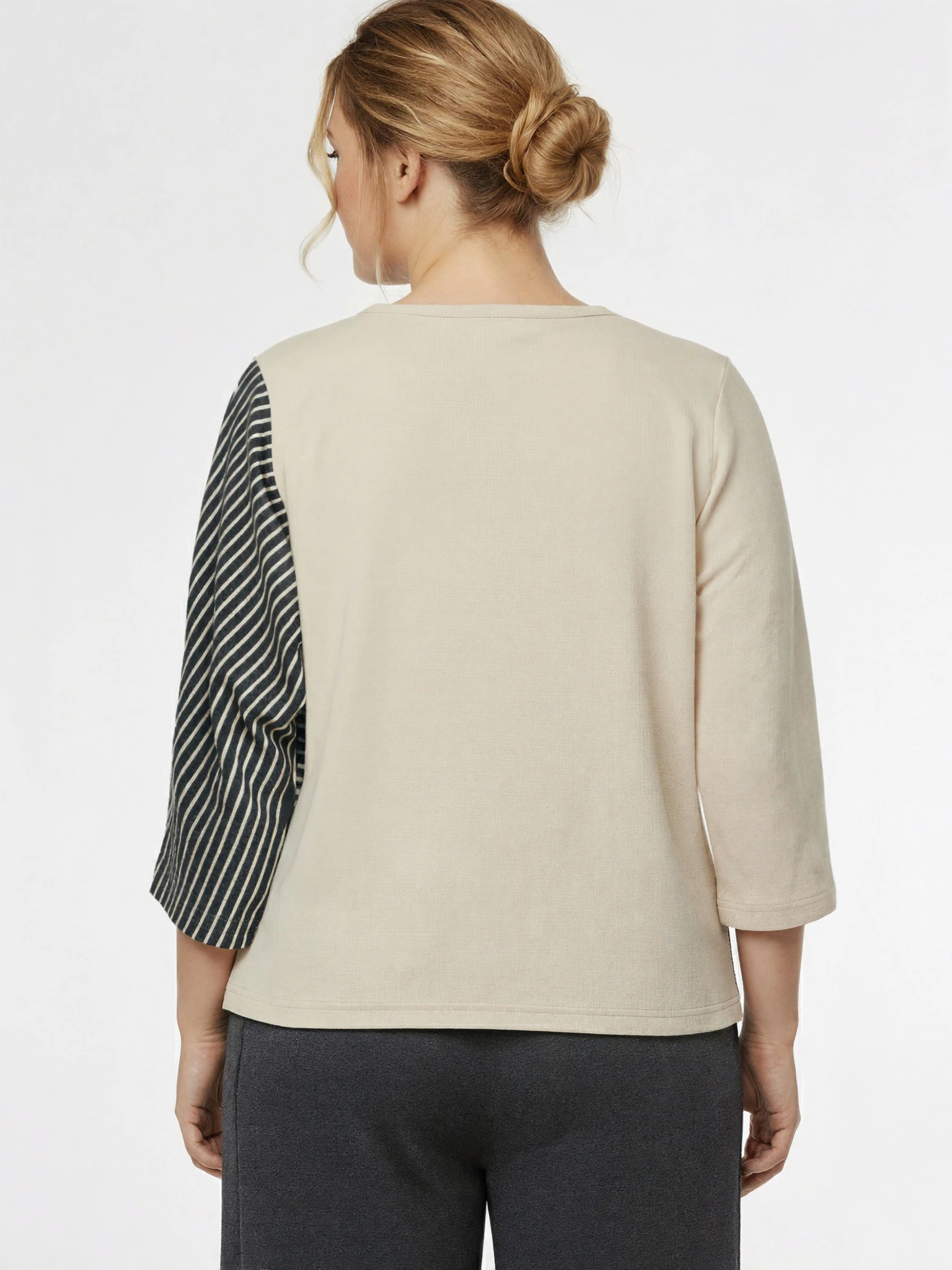 Джемпер бежевого цвета в полоску с рукавами 3/4 